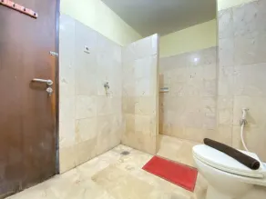 Spacious and Modern 2BR at Braga City Walk Apartment By Travelio - Badeværelse