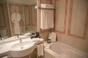 Royal Tulip Taj Sultan - Room