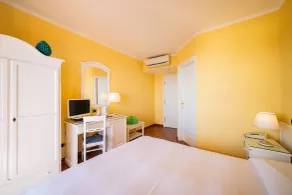 Mendolia Beach Hotel - Chambre