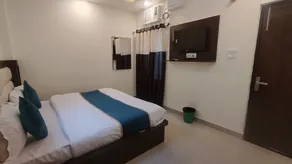 G L Palace - Room