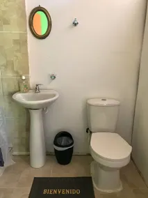 Chambre avec 2 lits doubles Numéro 14 - Salle de bain