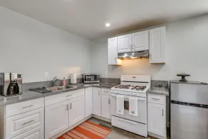 Sleek San Fernando Studio ~ 14 Mi to Universal - Intérieur