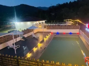 Home Town Resort - Piscina
