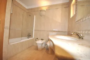 Elegante moradia, piscina privada, curta distância do centro, AC e Wifi gratuito - Casa de banho