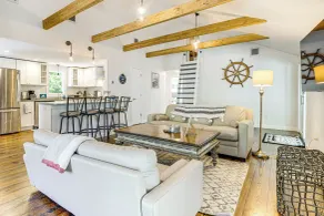 3 Mi to Mashpee Commons: Family Home w/ Fireplace - Innvendig