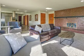 Relax & Recharge: Edgewood Home w/ Balcony - Interiör