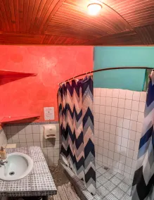 Pura Vida Hostel - Bathroom