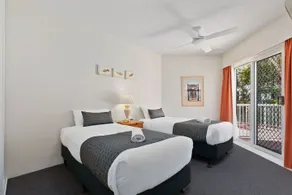 White Crest Apartments - Room