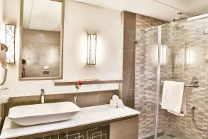 T24 Residency Mumbai International Airport Hotel - Bathroom