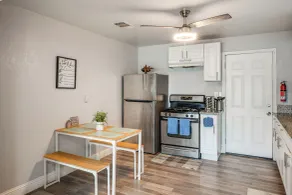 Bakersfield Home w/ Workspace, Near Hospitals - Innvendig