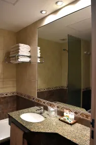Tower Inn & Suites - Baño