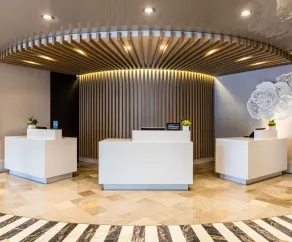 Beachfront Bentley Hotel One Bedroom Suite with Balcony and Beach access - Réception