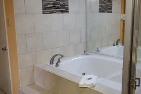 Econo Lodge at Military Circle - Salle de bain
