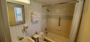 Shangri-La Motel - Bathroom