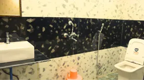 Ganga Riverfront Rooms And Banquet - Bathroom