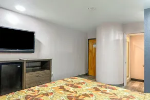 Relax Inn By Oyo Jackson MS Hwy 80 I-20 - Room