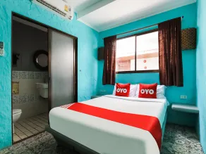 OYO 1103 Pirates House Hotel - Room
