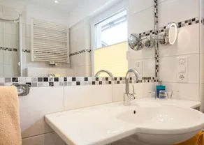 Appartement de vacances convivial et familial avec jardin, barbecue et terrasse | Vue jardin | Adapté au travail à distance - Salle de bain