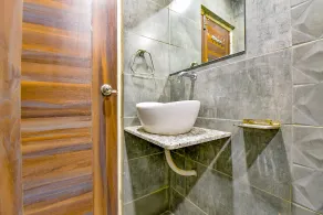 Super Collection O Hotel Raj Palace - Bathroom