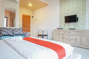 RedDoorz near Kemang Square - Zimmer