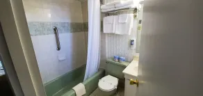 Sea Hawk Motel - Bathroom