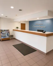 Super 8 by Wyndham Canandaigua - Saguão