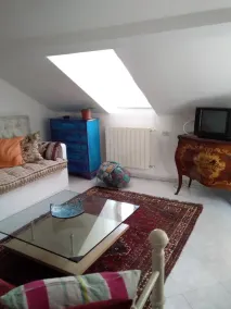 Spacious and naturally bright Bomboniera Rooftop Favors apartment - Værelse