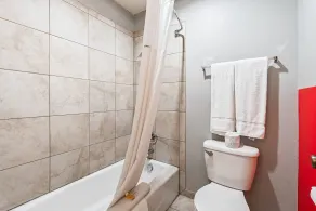 Super 8 by Wyndham Ontario - Salle de bain