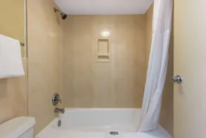 Howard Johnson by Wyndham Salem Hotel & Conference Center - Salle de bain