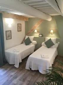 Le Mas des Cerisiers JACUZZI - SAUNA - TABLES D'HOTES - Værelse