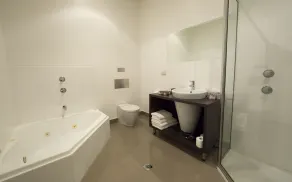 Ikon Hotel - Baño