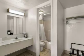 Americas Best Value Inn - Lincoln - Badezimmer