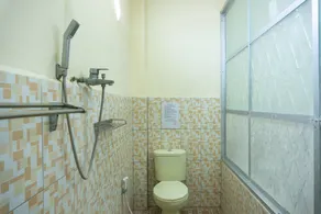 RedDoorz near H. Hasan Aroeboesman Airport - Badezimmer