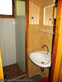 Balatontourist Vadvirág Kemping - Dusche im Bad