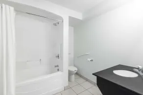 Knights Inn Arnprior - Bathroom