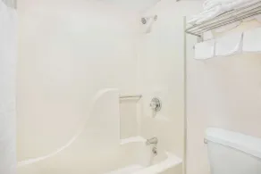 Days Inn by Wyndham Calvert City - Paducah East - Baño