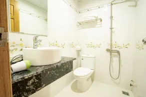 Hung Binh Hotel - Bathroom