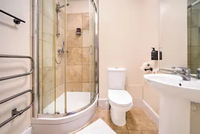 GO2 Gloucester Hotel by OYO - Baño