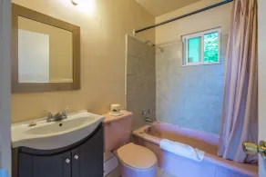Castaway Motel - Bathroom