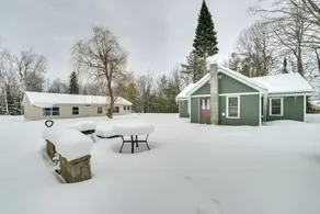Pet Friendly Home - Walk to Mullet Lake! - Innvendig