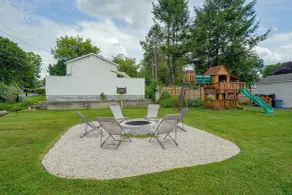Fall Fun in the Berkshires: Yard, Patio, Playset - Innenbereich