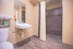 The Crossroads Hotel and Suites Irving - Badezimmer