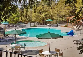 Idyllwild Camping Resort Wheelchair Accessible Cottage - Pool
