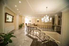 Vintage Hotel on French Boulevard - Interior entrance
