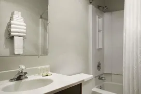 Super 8 by Wyndham Portland Airport - Salle de bain