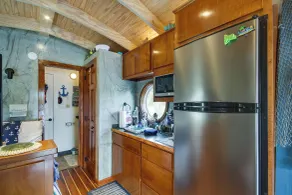 Bay St Louis Houseboat 6 Mi to Old Town & Beach! - Interior