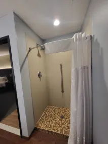Comfort Inn & Suites Miami - Route 66 - Bathroom