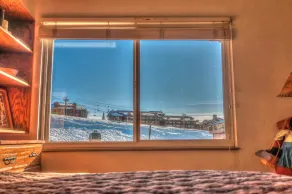 Ski In Ski Out, 2 King Beds ,Hot Tub, Sauna, 5 Min Walk to Base, Private Balcony with Views - Værelse