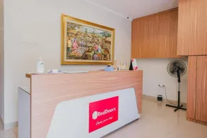 RedDoorz Plus near Soekarno Hatta Airport Taman Mahkota - Reception