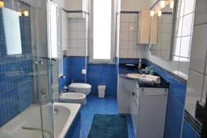 Top der Stadtwohnung im Zentrum von Formia - Badezimmer